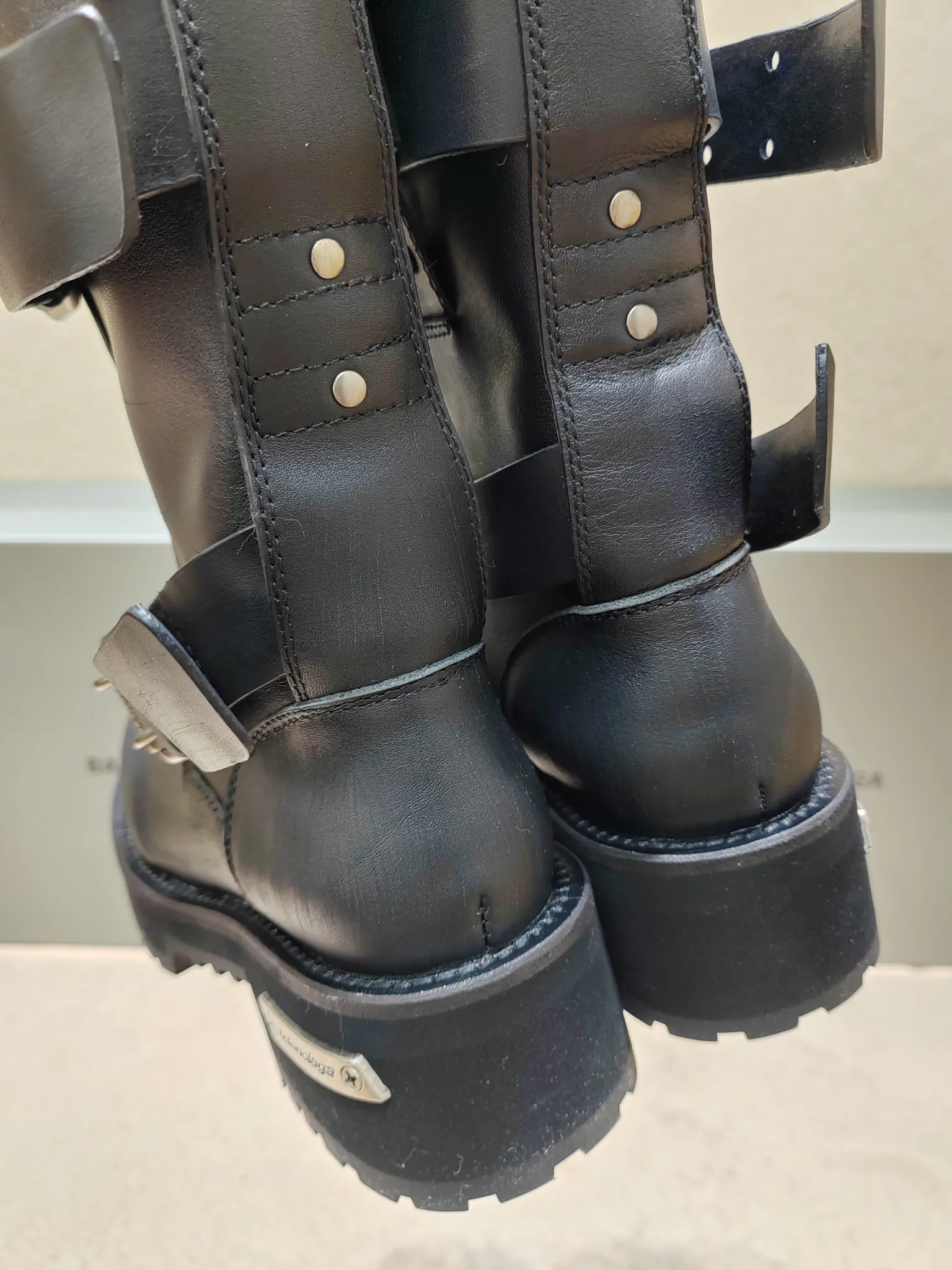 👟👟Ex-factory price 1120👟👟 Balenciaga 25FWVenom couple style high boots, mid-calf boots. Please look for the high version. This design is unique, with straps and belt elements as highlights. Not only can the boots be firmly attached to the foot, but the tightness can also be adjusted at will. In terms of details, the brand's iconic distressed hardware is used throughout. Cleverly creating a retro wear effect, highlighting individual attitude and matching with thick toothed rubber soles, it not only ensures wearing comfort, but also strengthens the overall sense of fashion and recognition. Venom high boots are undoubtedly a fashion item not to be missed this season. They will add unique charm to fashion lovers' outfits and lead a new round of fashion. Boot height is 270mm. The upper layer of cowhide is distressed. The lining is water-dyed cowhide. Outsole height is 5CM. Original open-molded leather welt combination outsole. Size: 35-40 (custom-made size 40 cannot be returned or exchanged)